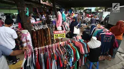 Sejumlah pedagang kaki lima berjualan diatas trotoar di Jalan Kebon Jati, Tanah abang, Sabtu (23/12). Banyaknya PKL yang berjualan di trotoar membuat sulit para pejalan kaki yang melintas. (Liputan6.com/Angga Yuniar)