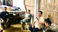 Dikawal Seskab Teddy, Presiden Prabowo Tinjau Korban Banjir di Bekasi