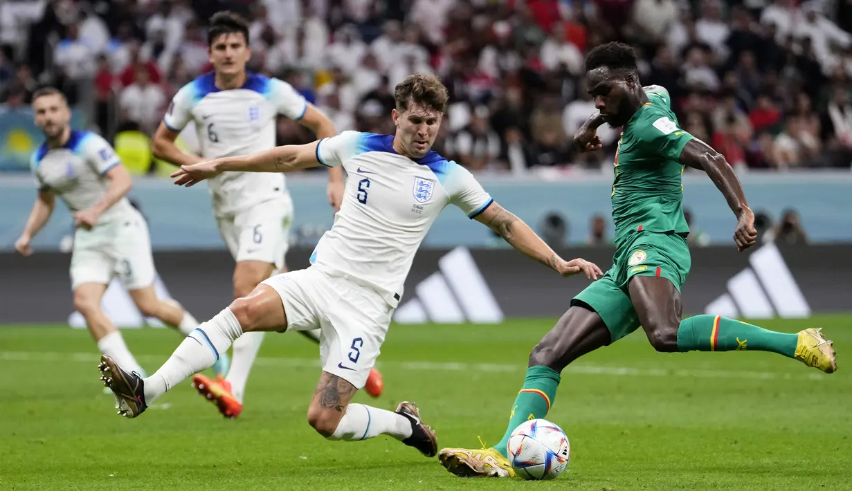 Beruntung timnas Inggris mempunyai barisan pertahanan yang bagus di Piala Dunia 2022. Duet maut John Stones dan Harry Maguire sukses membuat gawang The Tree Lions tidak kebobolan dalam pertandingan 16 besar melawan Senegal. (AP Photo/Manu Fernandez)