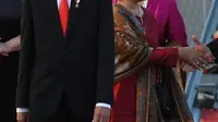 Presiden RI, Joko Widodo didamping Ibu Negara Iriana Widodo tiba di bandara Hamburg, Jerman utara (6/7). Sejumlah pemimpin negara berkumpul dalam KTT G20 pada 7-8 Juli 2017. (AFP Photo/Patrik Stollarz)