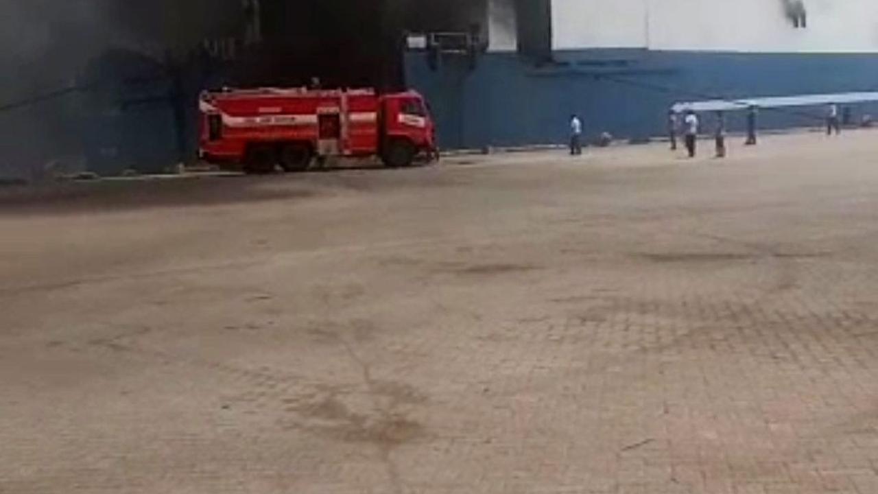 Kapal Ferry Mutiara Berkah Terbakar di Pelabuhan Indah Kiat Merak, Penumpang Dievakuasi Menggunakan Crane