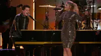 Charlie Puth dan Meghan Trainor membawakan lagu berjudul "Marvin Gaye" pada  American Music Awards 2015  di Los Angeles , California, (22/11). Lagu mereka berjudul "Marvin Gaye" menduduki puncak tangga lagu di 26 negara. (REUTERS/Mario Anzuoni)
