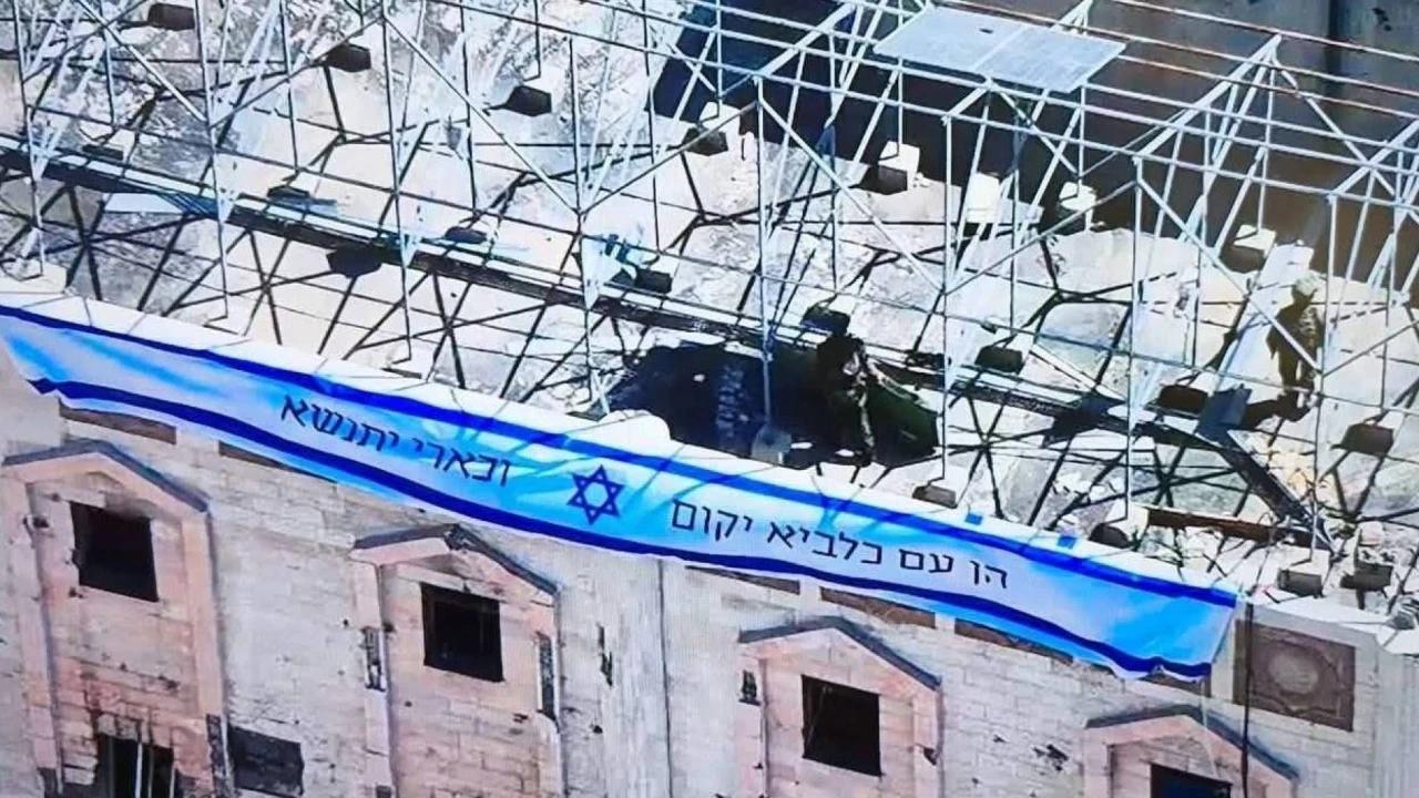 Tentara Israel Pasang Spanduk Berisi Ayat Taurat di Rumah Sakit Indonesia di Gaza