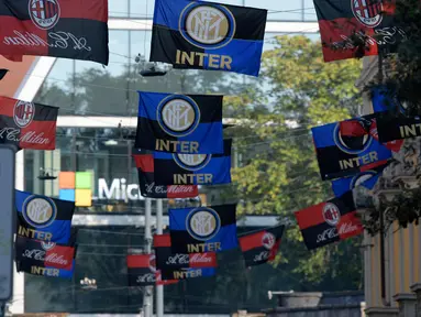 Bendera klub Inter Milan dan AC Milan tergantung di jalan Paolo Sarpi, sebuah lingkungan China di Milan, Italia (13/10). Inter Milan dan AC Milan akan bertanding pada 15 Oktober 2017. (AFP Photo/Miguel Medina)