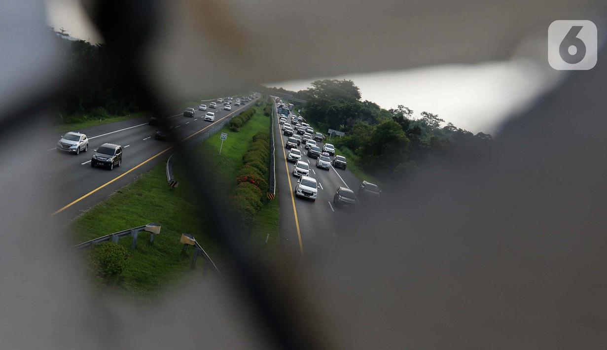 Meski tampak padat, namun arus mudik di tol Cipali cenderung lancar. (Liputan6.com/Herman Zakharia)