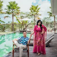 Busana couple dari Titi Kamal dan Christian Sugiono bisa ditiru. Warna berbeda tetap memberi tampilan serasi yang cocok digunakan saat liburan musim panas. [Instagram/titi_kamall]