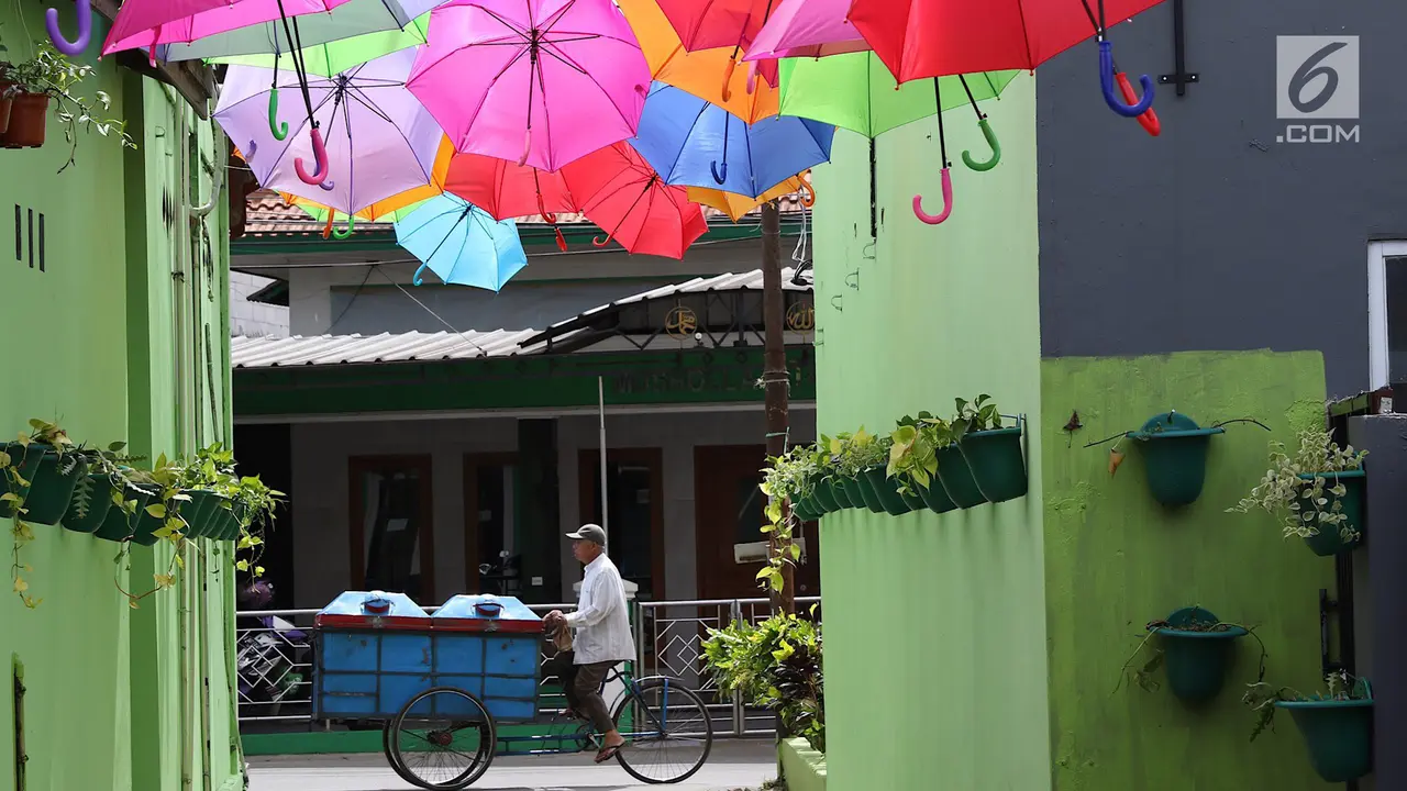 Mengintip Cantiknya Kampung Payung Warna Warni di Depok