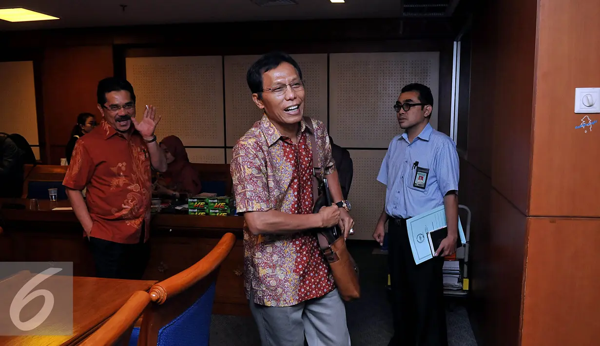 Mantan Dirtipideksus)Mabes Polri Brigjen (Purn) Victor Simanjuntak usai rapat dengan Pansus Pelindo II di Jakarta, Rabu (21/10). Rapat itu membahas penanganan kasus dugaan korupsi Pelindo II. (Liputan6.com/Johan Tallo)