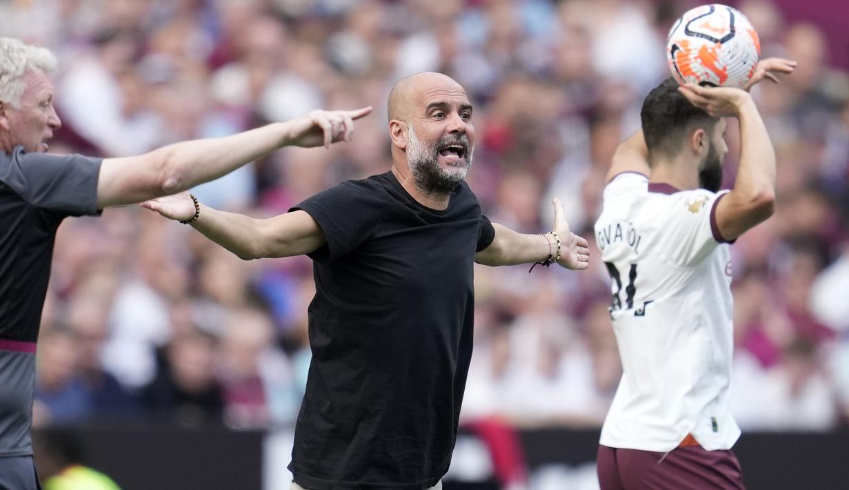 Reaksi kecewa pelatih Manchester City, Pep Guardioala di depan pelatih West Ham United, David Moyes pada laga pekan kelima Premier League 2023/2024 di London Stadium, London, Sabtu (16/9/2023) malam WIB. (AP Photo/Kin Cheung)
