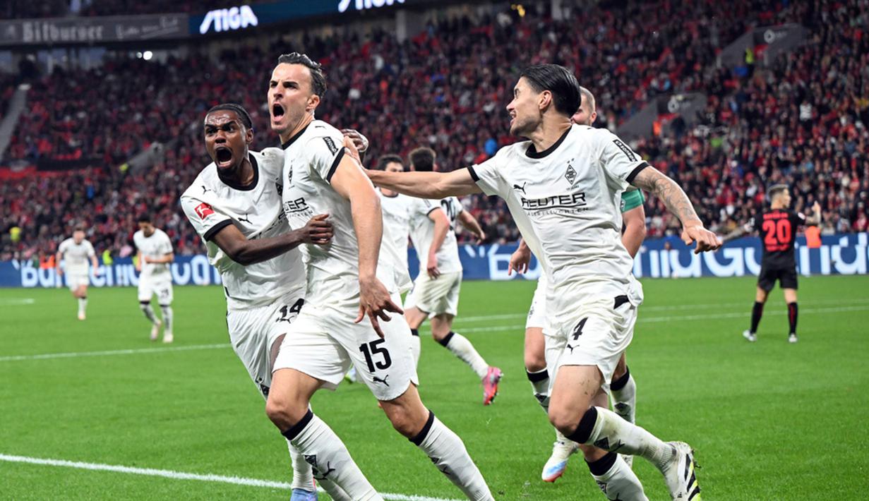 Borussia Monchengladbach harus menanti hingga menit kedua injury time babak kedua untuk menyamakan kedudukan. Gol penyeimbang itu dicetak oleh Haris Tabakovic. (Federico Gambarini/dpa via AP)