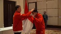 Disaksikan Ketua Umum PSSI Mochamad Iriawan, pemain Timnas Indonesia U-19 mencium Merah Putih sebelum berangkat menjalani TC di Kroasia. (PSSI)