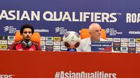 Pelatih Timnas Irak, Graham Arnold (kanan), pada sesi konferensi pers setelah pertandingan melawan Timnas Indonesia pada Kualifikasi Piala Dunia 2026 di King Abdullah Sport City, Minggu (12/10/2025) dini hari WIB. (Bola.com/Hery Kurniawan)