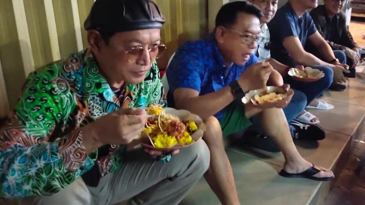 Santai Makan di Emperan Toko