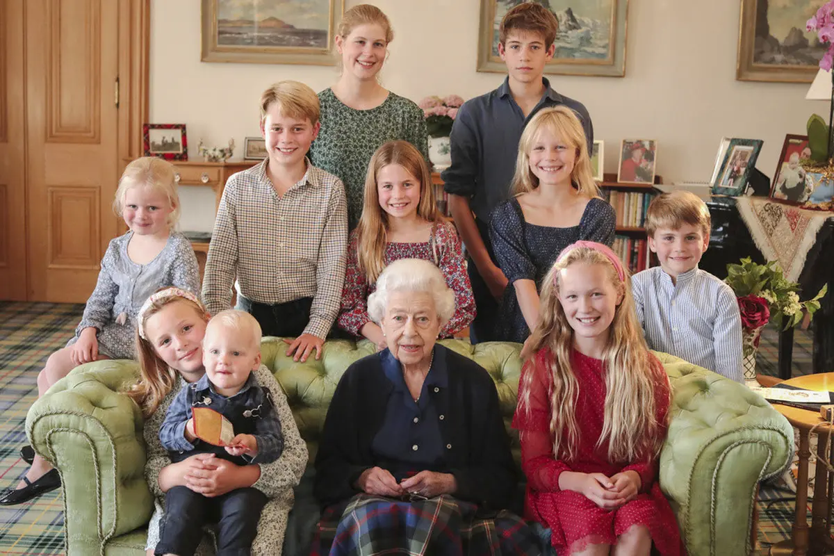 Mendiang Ratu Elizabeth II dan beberapa cucu serta cicitnya. (Princess of Wales/Kensington Palace via AP)