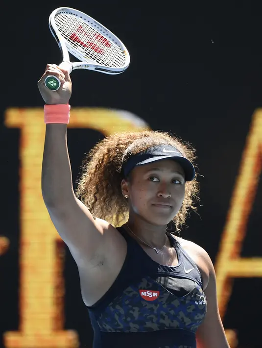 Petenis Jepang Naomi Osaka berselebrasi usai mengalahkan Serena Williams dari Amerika Serikat dalam pertandingan semifinal kejuaraan tenis Australia Terbuka di Melbourne, Australia, Kamis (18/2/2021). Osaka menang atas Serena Williams dengan skor 6-3 6-4. (AP Photo/Andy Brownbill)