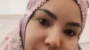 Nindy Ayunda selfie mengenakan mukena warna pink bercorak. Tampik dengan riasan minimalis. [@nindyayunda]
