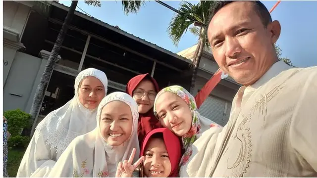 Ayu juga dikenal sebagai seorang wanita yang sangat mencintai keluarganya.
