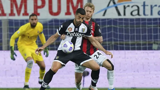 FOTO: Zlatan Diusir Wasit, AC Milan Tundukkan Parma 3-1 - Graziano Pelle; Simon Kjaer