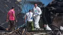 Tim forensik dan petugas Kementerian Dalam Negeri mengumpulkan sisa pesawat Boeing 737 yang jatuh di Havana, Kuba, Jumat (18/5). Presiden Kuba Miguel Diaz-Canel mengatakan pihak berwenang sedang menyelidiki penyebab kecelakaan. (AP Photo/Desmond Boylan)