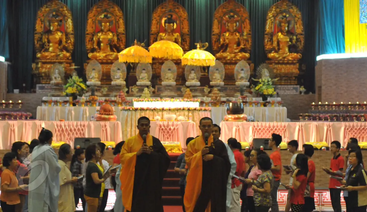 Umat Buddha saat menjalankan ibadah kebaktian uposatha di Vihara Mahavira Graha, Jakarta, Senin (1/6/2015). (Liputan6.com/Andrian M Tunay)
