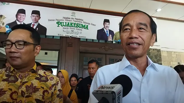 Presiden ke-7 RI Joko Widodo (Jokowi) kembali bertemu dengan calon Gubernur (cagub) Jakarta Ridwan Kamil (RK) di acara pelantikan dan pengukuhan dewan pengurus wilayah paguyuban keluarga besar Pujakesuma di Taman Mini Indonesia Indah (TMII).