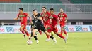 Pemain Dewa United, Alexis Messidoro, mencoba keluar dari kepungan pemain Persebaya Surabaya dalam pertandingan Dewa United melawan Persebaya Surabaya pada pekan ke-24 BRI Liga 1 di Stadion Pakansari, Kabupaten Bogor, Jumat (21/2/2025) malam WIB. (Bola.com/Abdul Aziz)