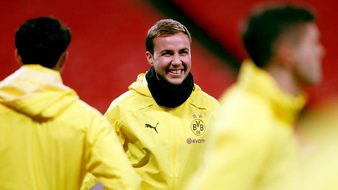 Gelandang Borussia Dortmund, Mario Goetze(tengah) tersenyum saat mengikuti sesi latihan tim di Stadion Wembley di London, Inggris (12/2). Dortmund akan bertanding melawan Tottenham Hotspur pada babak 16 besar Liga Champions. (AP Photo/Frank Augstein)