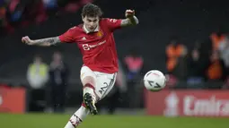 Pemain Manchester United, Victor Lindelof mencetak gol kemenangan pada babak adu penalti saat laga semifinal Piala FA 2022/2023 melawan Brighton di Stadion Wembley, London, Minggu (23/04/2023). MU menang dengan skor 7-6. (AP Photo/Kirsty Wigglesworth)