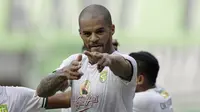 Selebrasi striker Persebaya Surabaya, David da Silva, setelah mencetak gol ke gawang Bhayangkara FC di Stadion Madya, Jakarta, Sabtu (31/8/2019). (Bola.com/Yoppy Renato)