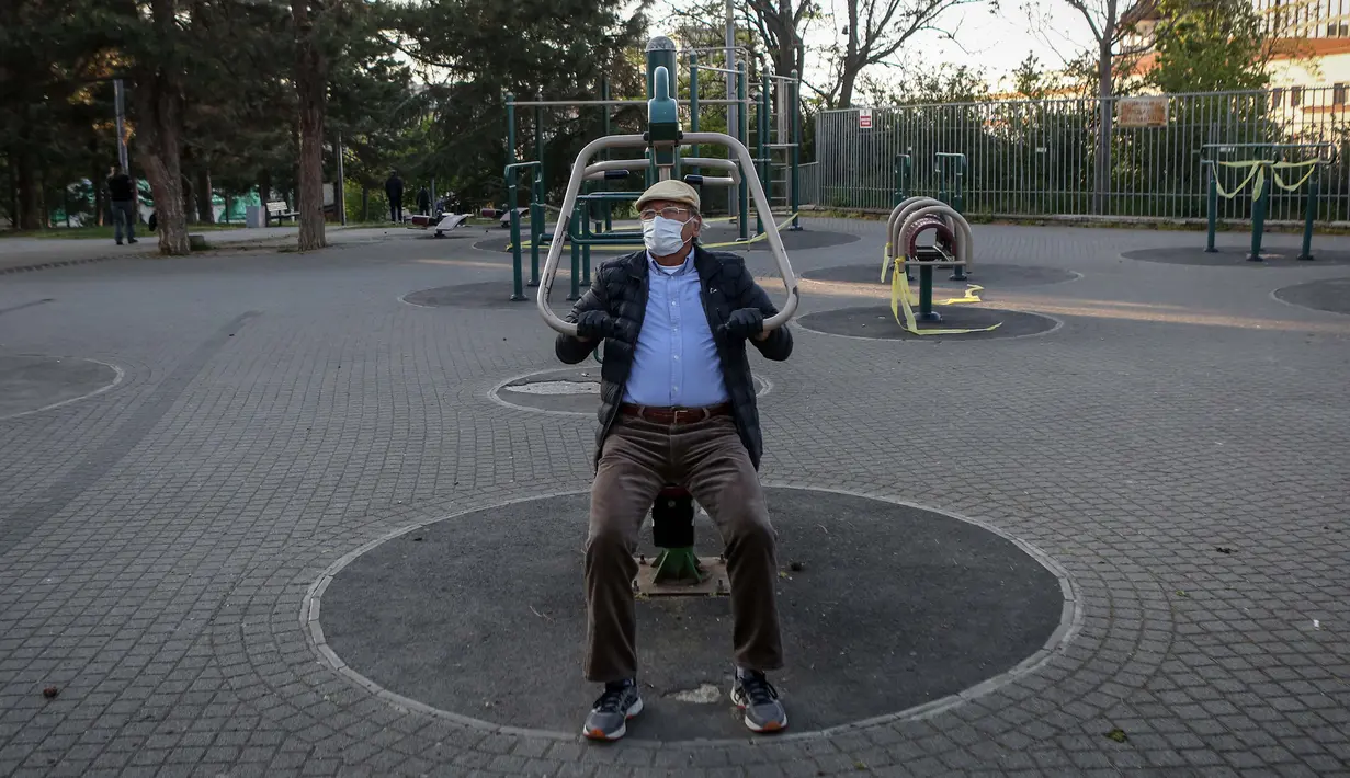 Seorang lansia berolahraga di sebuah taman di Beograd, Serbia (21/4/2020). Waktu tersebut bisa dimanfaatkan untuk berolahraga di taman atau jalan-jalan ringan dengan jarak maksimum 600 meter dari tempat tinggal. (AFP/Oliver Bunic)