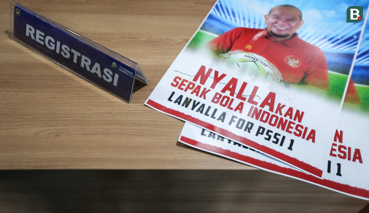 <p>Poster Bakal Calon Ketua Umum PSSI, AA La Nyalla Mahmud Mattalitti saat pendaftaran dan penyerahan berkas Bakal Calon Ketua Umum PSSI yang berlangsung di GBK Arena, Jakarta, Jumat (13/01/2023). (Bola.com/Bagaskara Lazuardi)</p>