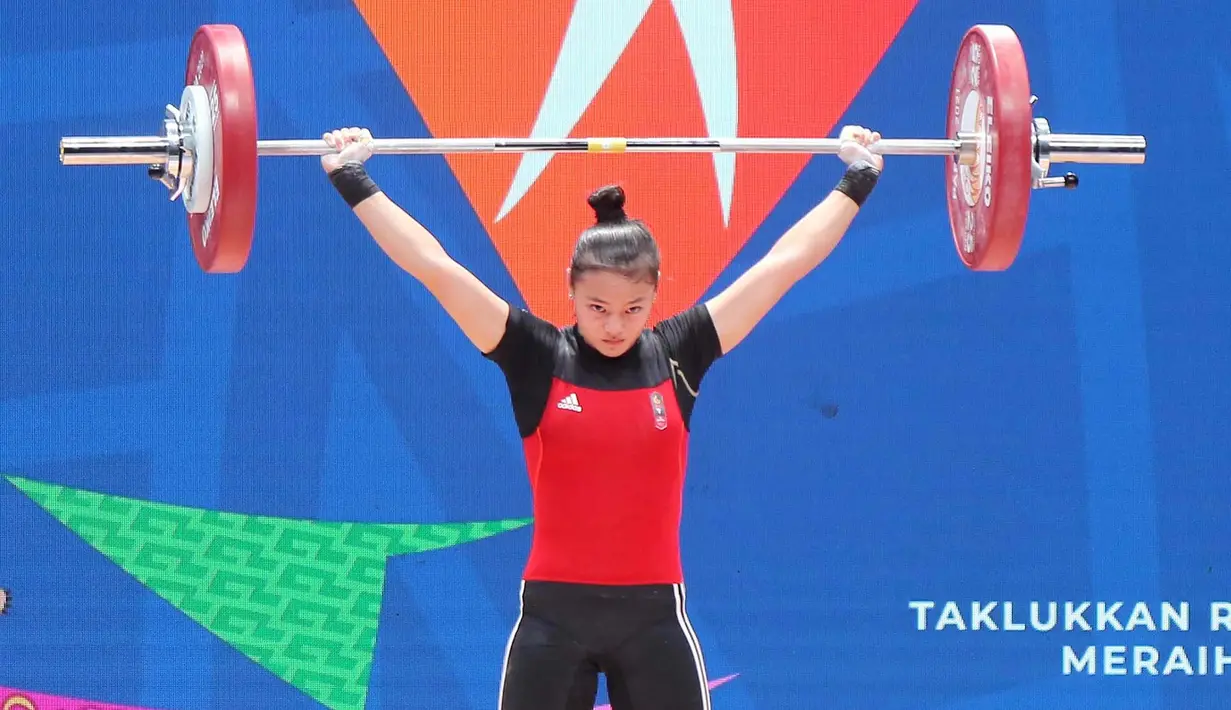 Lifter putri Jawa Barat, Windy Cantika Aisah, saat beraksi pada nomor 49 kg di PON XX Papua di Auditorium Universitas Cendrawasih Jayapura, Rabu (6/10/2021). Cindy meraih medali emas dengan total angkatan 192kg. (Foto: PB PON XX PAPUA/Dadang Tri)