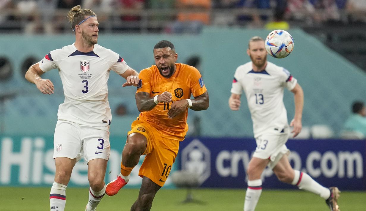 Timnas Belanda dan Amerika Serikat sama-sama bermain terbuka di awal laga dan kerap melakukan serangan cepat yang sempat membuat kesulitan masing-masing lini pertahanan. (AP/Ashley Landis)