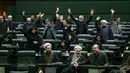 Anggota parlemen Iran mengangkat tangan saat voting RUU yang menetapkan pasukan militer Amerika Serikat sebagai teroris, Teheran, Selasa (7/1/2020). Parlemen Iran menetapkan pasukan militer Amerika Serikat teroris sebagai tanggapan atas kematian Jenderal Qasem Soleimani. (ICANA NEWS AGENCY/AFP)