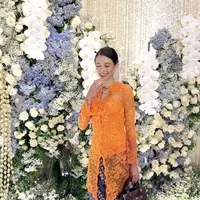 Kebaya bernuansa orange tersebut memiliki potongan sederhana. Nuansa lace oranye terlihat memukau dengan paduan batik. [Foto: instagram/ Yuki Kato]