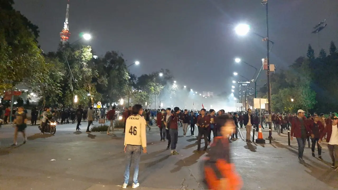Mahasiswa pendemo masih bertahan di kawasan GBK.