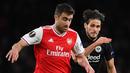 Bek Arsenal, Sokratis Papastathopoulos (kiri) mengontrol bola dibayangi pemain Eintracht Frankfurt pada matchday kelima Grup F Liga Europa di Emirates Stadium, London, Kamis (28/11/2019). Arsenal ditaklukkan Eintracht Frankfurt dengan skor 1-2 di kandang mereka sendiri. (DANIEL LEAL-OLIVAS/AFP)