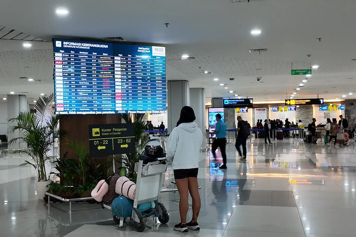 Sejumlah penumpang pesawat di Bandara Internasional I Gusti Ngurah Rai, Bali.