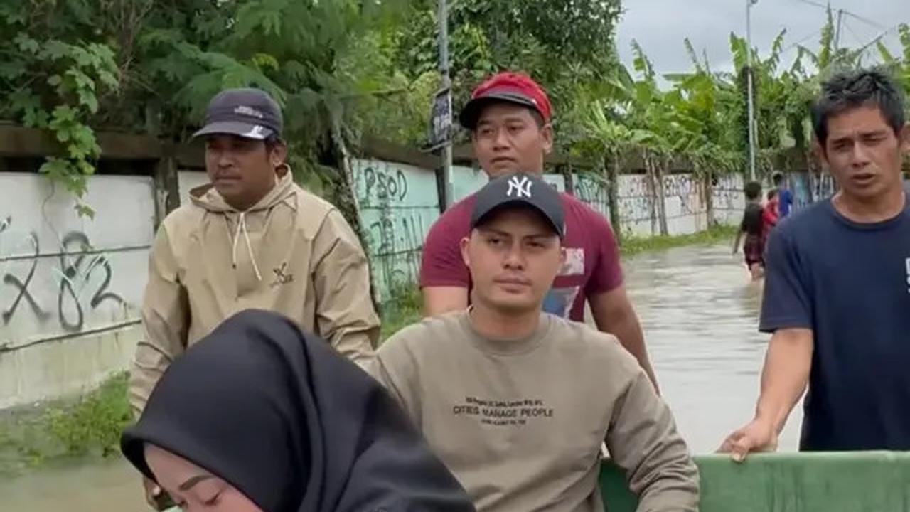 7 Potret Muzdalifah Ikut Suami Tinjau Banjir Tangerang, Bantu Evakuasi Bayi