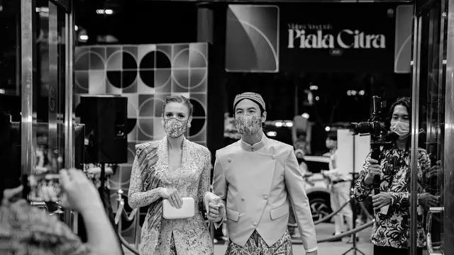 7 Potret Daniel Mananta dan Istri Kompak Pakai Baju Adat Jawa, Banjir Pujian