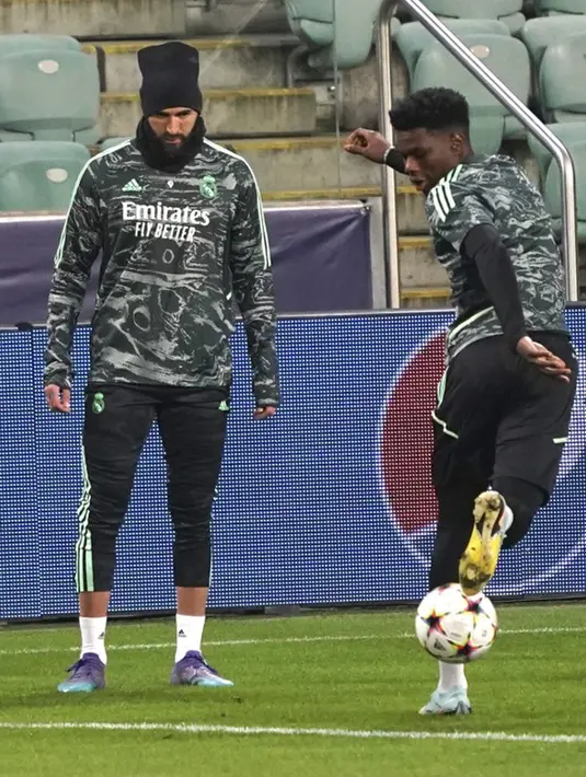 <p>Pemain Real Madrid Karim Benzema (kiri) saat sesi latihan di Stadion Legia Warsawa, Warsawa, Polandia, 10 Oktober 2022. Real Madrid akan menghadapi Shakhtar Donetsk pada pertandingan sepak bola putaran pertama Liga Champions. (JANEK SKARZYNSKI/AFP)</p>