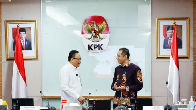 Pelaksana Tugas (Plt) Kepala ANRI, Imam Gunarto meninjau langsung kegiatan penataan arsip yang berlangsung di KPK pada Selasa, 3 Oktober 2023 bersama Wakil Ketua KPK Nurul Ghufron.