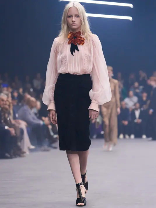  blazer berlipat alami seperti kain yang telah hidup lama, atau jaket dengan bentuk pinggang feminin yang memberi kesan androgini.  [Dok/Valentino].