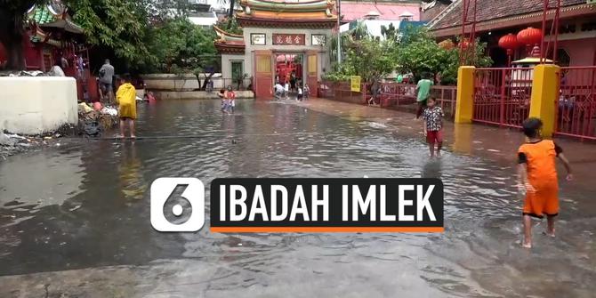 VIDEO: Meski Banjir, Warga Tionghoa Penuhi Vihara Petak Sembilan