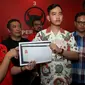 Putra sulung Presiden Jokowi, Gibran Rakabuming Raka saat menerima KTA PDIP di Kantor DPC PDIP Solo.(Liputan6.com/Fajar Abrori)