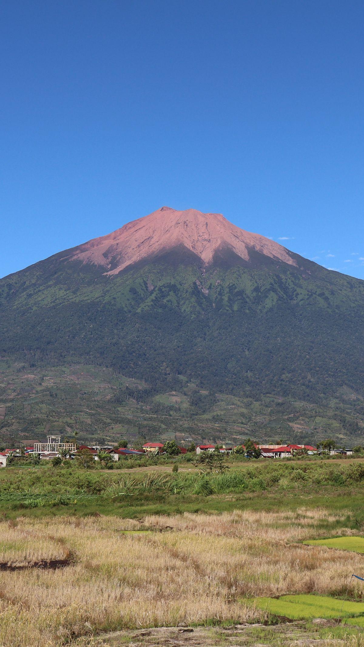 Jalur pendakian Gunung Kerinci bisa melalui jalur Kersik Tuo dan jalur Solok. Untuk mencapai puncak Indrapura, pendaki harus melewati jalur dengan cara memanjat akar pepohonan dan merangkak.