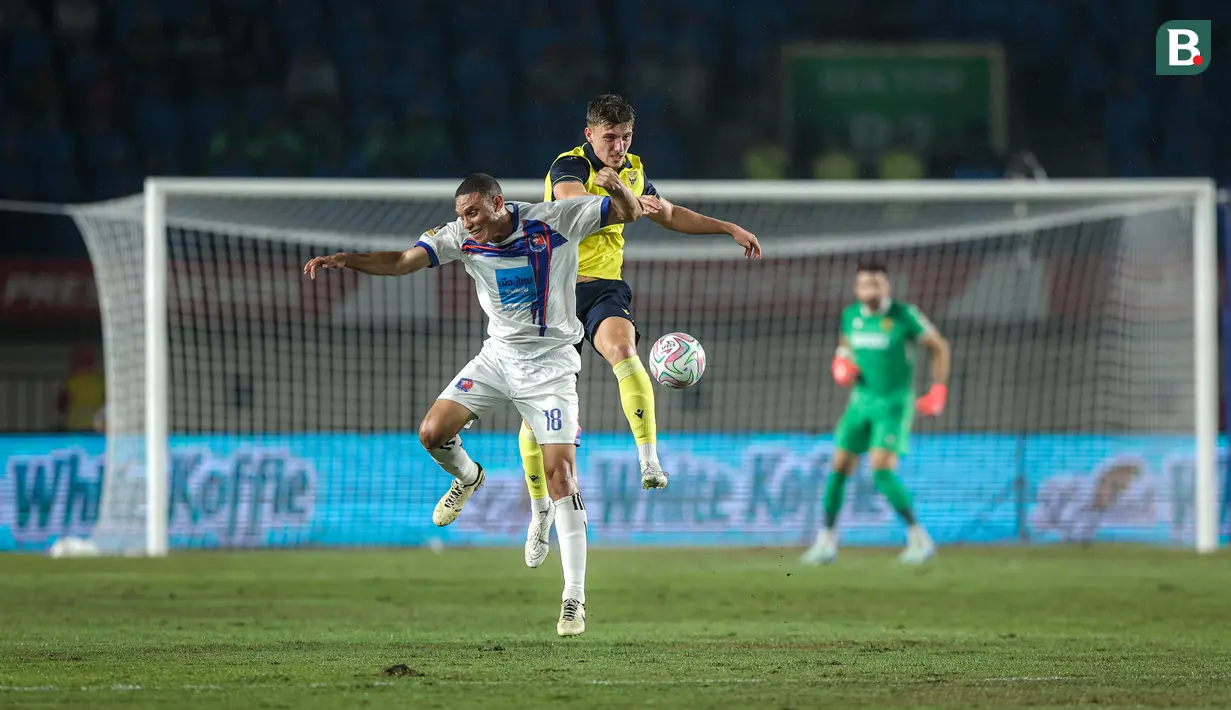 <p>Brayan Perea (kiri) berduel dengan pemain&nbsp;Oxford United pada final Piala Presiden 2025&nbsp;di Stadion Si Jalak Harupat, Kabupaten Bandung, pada Minggu (13/7/2025) malam WIB. (Bola.com/Bagaskara Lazuardi)</p>