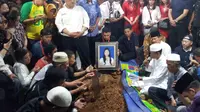 Suasana pemakaman jenazah pramugari AirAsia, Khairunisa Haidir Fauzie di Palembang, Jumat (2/1/2015) malam. (Liputan6.com/Ajeng Resti)