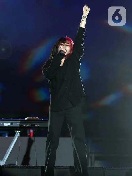 Penyanyi Isyana Sarasvati tampil memeriahkan Festival Musik Soundrenaline di Allianz Ecopark, Ancol, Jakarta Utara, Minggu (27/11/2022). Isyana Sarasvati tampil memeriahkan Soundrenaline 2022 dengan lagu Il Sogno, Untuk Hati Yang Terluka, Lexicon, dan Sikap Duniawi. (Liputan6.com/Herman Zakharia)