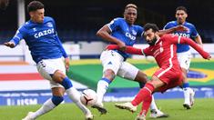 Gelandang Liverpool, Mohamed Salah, berusaha melepaskan tendangan pada laga lanjutan Liga Inggris di Goodison Park, Sabtu (17/10/2020) malam WIB. Liverpool bermain imbang 2-2 atas Everton. (AFP/Laurence Griffiths/pool)